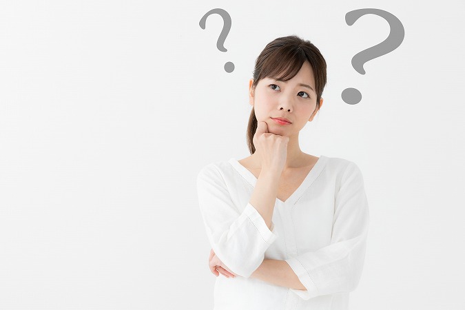 ?を浮かべる女性
